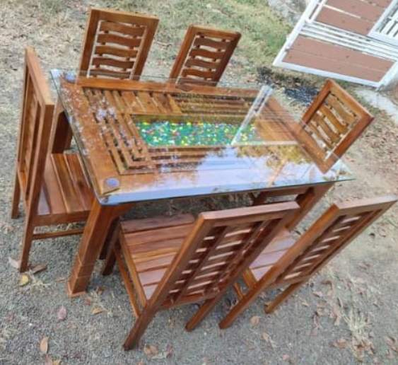 Daining table 